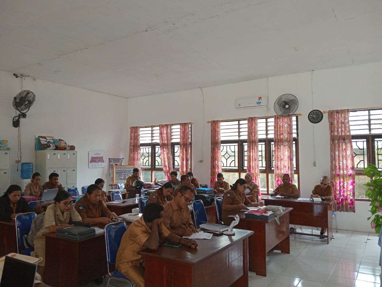 Rapat bersama Kepala SMA PGRI DOBO dan Dewan Guru  Persiapan Proses Pembelajaran Pada Semester Ganjil Tahun Pelajaran 2025/2026